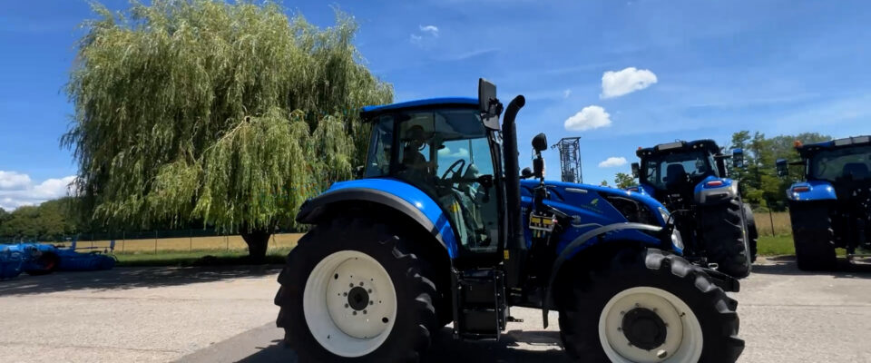 modrý traktor new holland t5.100 electro command